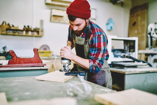 Crop Lavoratore Premuroso Camicia Scacchi Rosso Caldo Cappello Grembiule Concentrandosi — Foto Stock