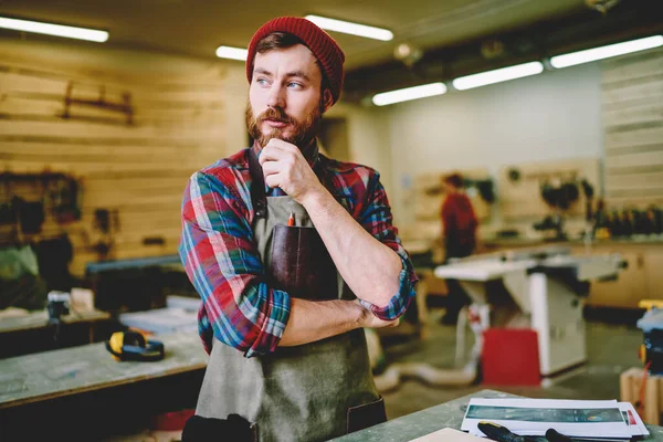 Maschio Barbuto Falegname Abbigliamento Casual Cappello Grembiule Sfregamento Mento Guardando — Foto Stock