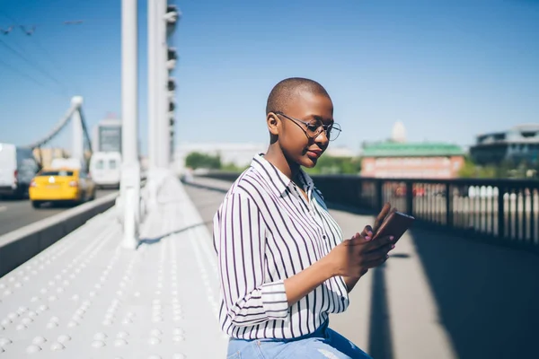 Boční Pohled Moderní Afroameričanky Pruhované Košili Džínách Pomocí Smartphonu Kontrola — Stock fotografie