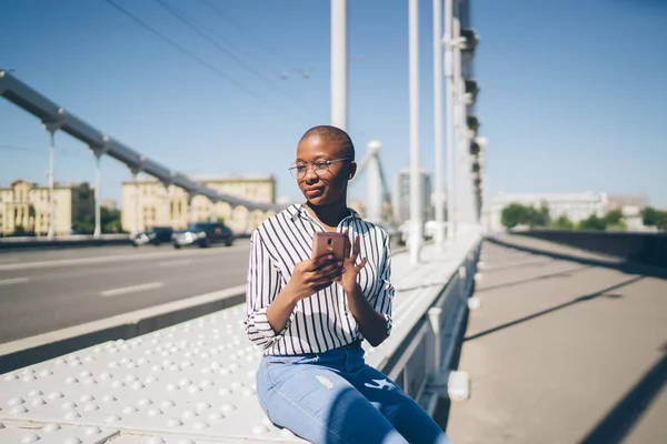 Africká Američanka Krátkými Vlasy Ležérní Oblečení Brýle Chatování Přítelem Pomocí — Stock fotografie