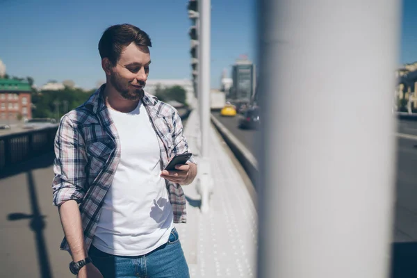 Joven Hombre Casual Usando Smartphone Leyendo Enviando Mensajes Mientras Camina — Foto de Stock