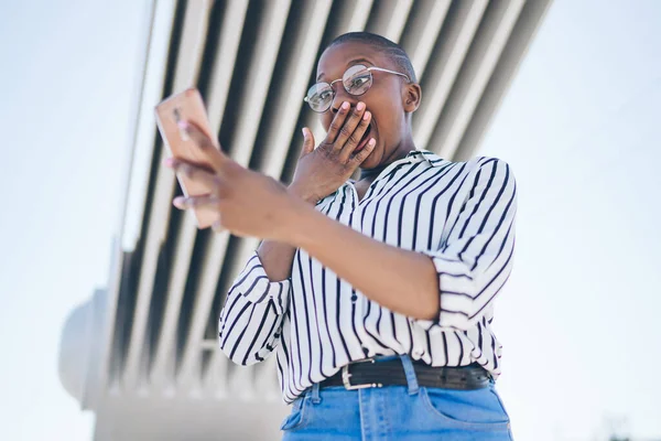 Знизу Здивована Молода Чорна Жінка Повсякденному Одязі Окулярах Закривають Рот — стокове фото