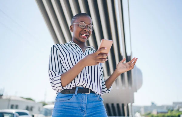 Zdola Šťastná Mladá Afroameričanka Čte Skvělé Zprávy Smartphonu Gestikuluje Zatímco — Stock fotografie