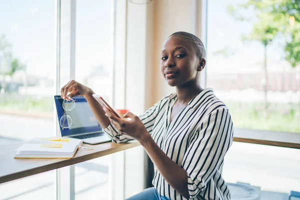 Статистична Афро Американська Жінка Яка Працює Столом Ноутбуком Серфінгом Мобільного — стокове фото