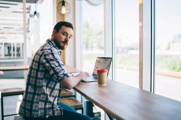 Sett Fra Siden Tankefull Intellektuell Moderne Frilanser Ved Hjelp Bærbar – stockfoto