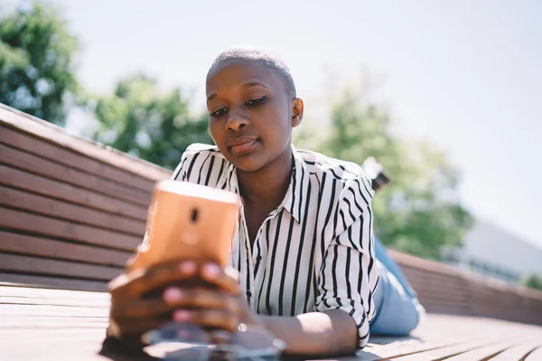 Zdola Afroameričan Klid Ležérní Zaostřená Dáma Pomocí Smartphonu Při Chlazení — Stock fotografie