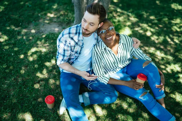 Výše Veselý Muž Afroameričanka Sobě Světlé Pohodlné Oblečení Sedí Spolu — Stock fotografie