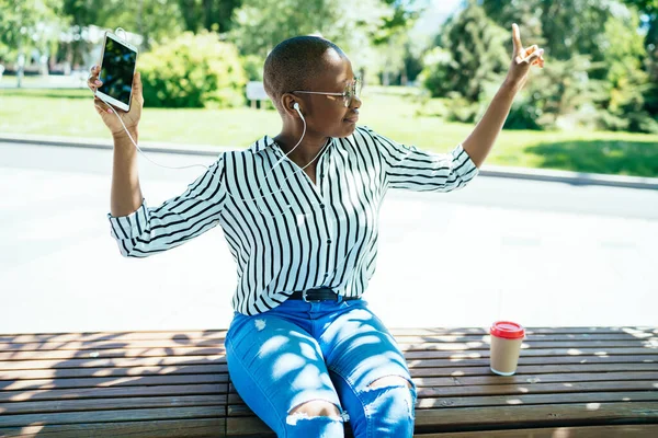 Adulto Afro Americano Satisfeito Senhora Roupas Casuais Fones Ouvido Com — Fotografia de Stock