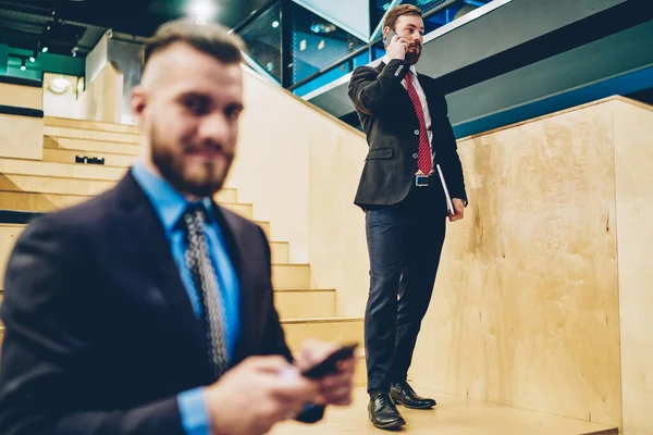 Joven Ocupado Ropa Formal Con Ordenador Portátil Usando Teléfono Discutiendo —  Fotos de Stock