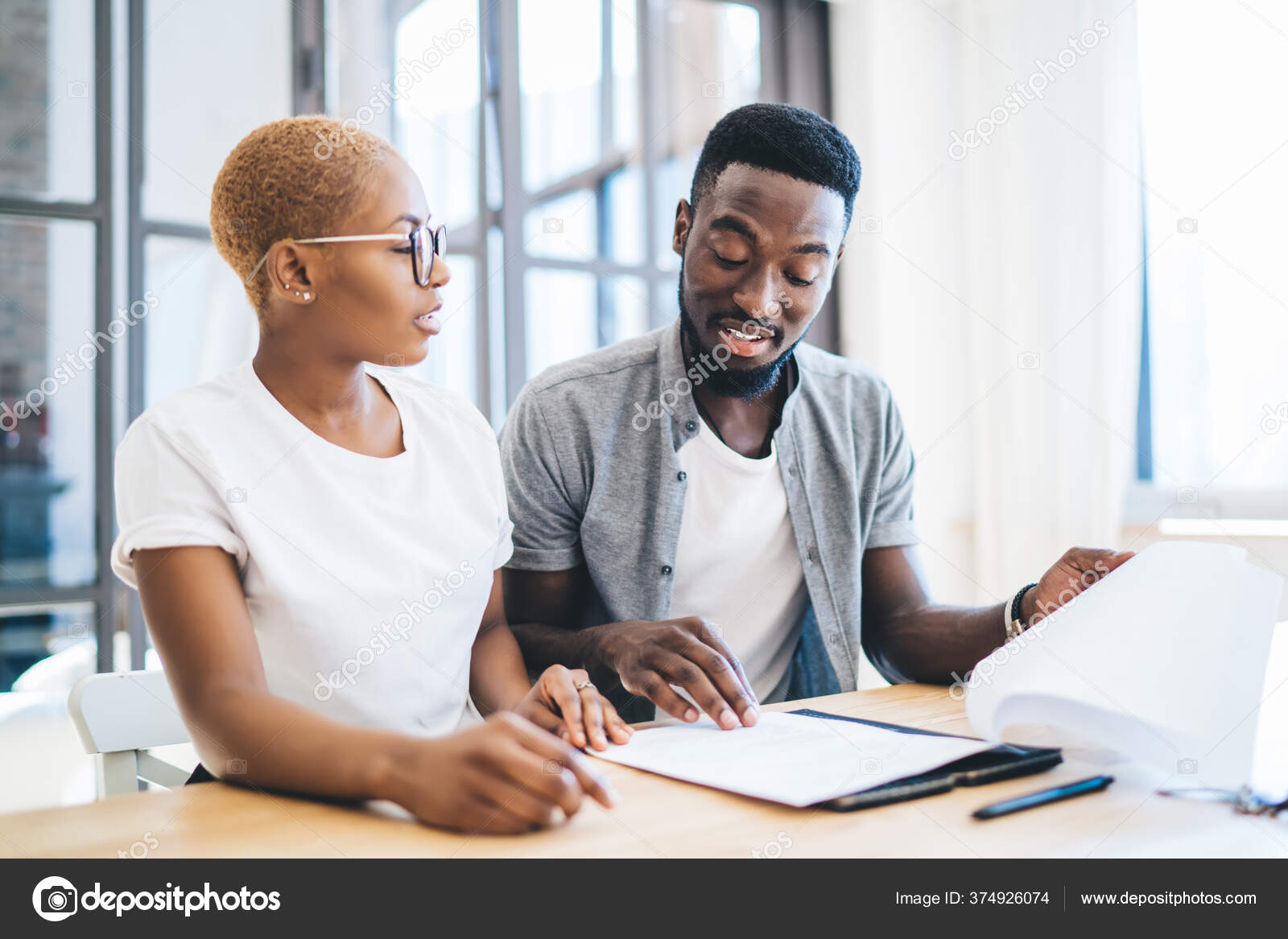 Сосредоточенные Черная Пара Сидит Столом Квартире Перед Риэлтором.