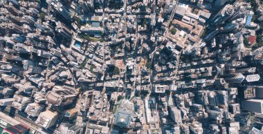 Hong Kong modern gökdelenler bölgesinin insansız hava aracının panoramik manzarası. Üst düzey, şehir merkezi, şirket işleri ve finansal işletme binaları. Başkent altyapısı