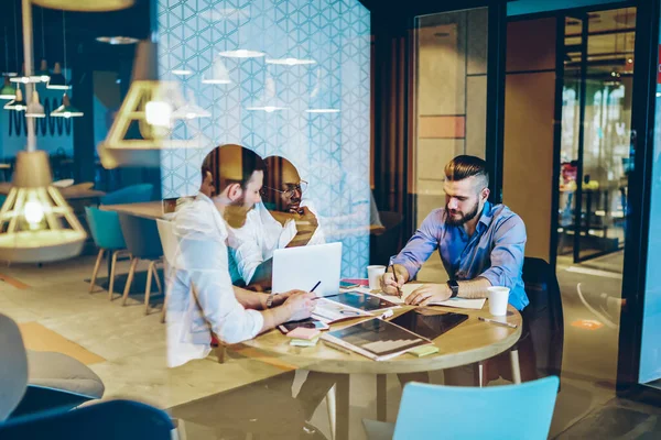 Ver Través Vaso Hombre Pensamiento Afroamericano Trabajando Proyecto Colaborativo Con — Foto de Stock