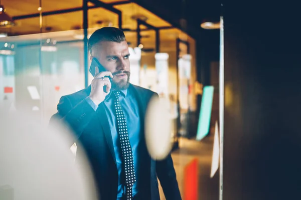 Glass Concentrated Confident Male Employee Formal Clothes Looking Away Discussing — Stock Photo, Image