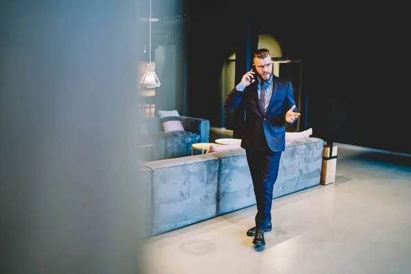 Gerente Masculino Disgustado Traje Formal Azul Hablando Teléfono Inteligente Haciendo —  Fotos de Stock