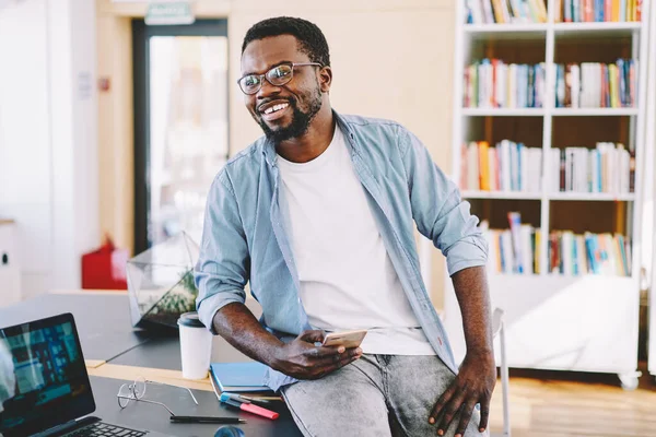 Vidám Afro Amerikai Férfi Szemüvegben Kényelmesen Elhelyezett Asztalra Laptoppal Nézte — Stock Fotó