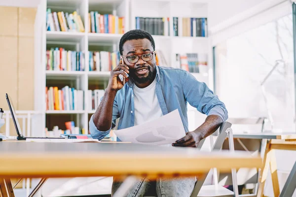 Rušný Chytrý Afroameričan Muž Brýlích Modré Košili Mluví Mobilním Telefonu — Stock fotografie