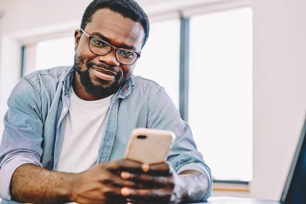Afroamerikaner Lächelt Bärtig Optimistisch Mann Mit Brille Sms Auf Smartphone — Stockfoto
