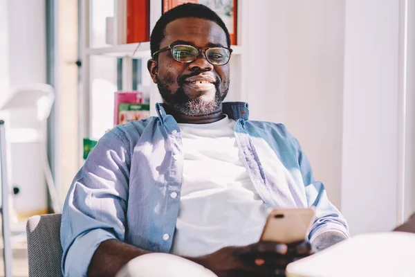 Alacsony Szögben Afro Amerikai Elégedett Férfi Szemüvegben Alkalmi Ruhák Mosolyogva — Stock Fotó