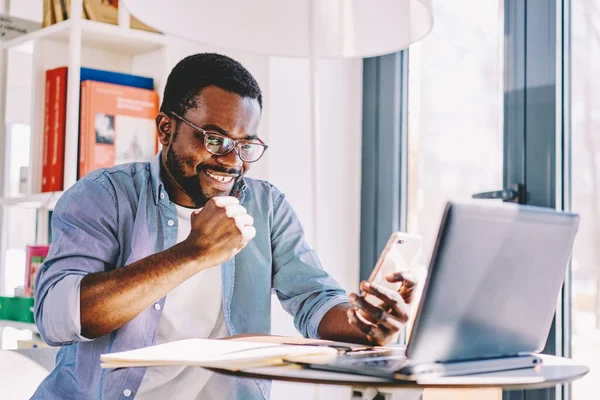 Vreugdevolle Afro Amerikaanse Volwassen Man Bril Casual Kleding Met Hand — Stockfoto