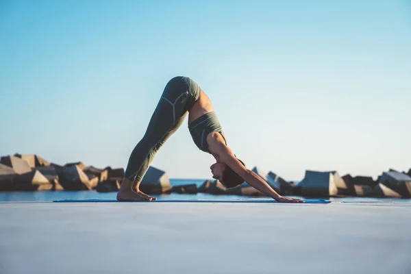 Vue Latérale Jeune Femme Flexible Vêtements Sport Faisant Yoga Position — Photo