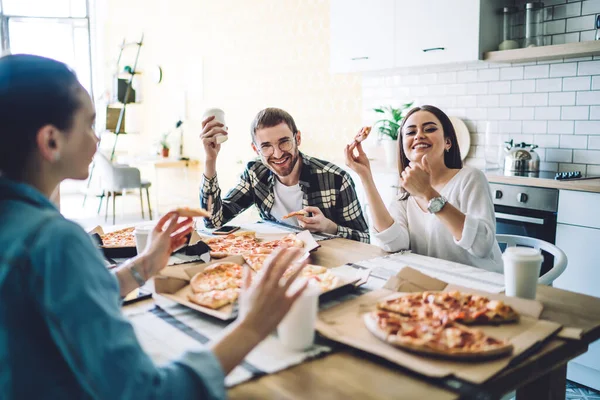 Felices Amigos Positivos Ropa Casual Comiendo Deliciosa Pizza Saboreando Bebida — Foto de Stock