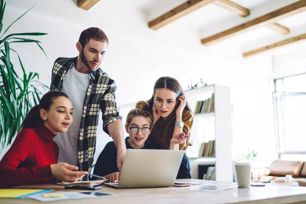 Groep Van Verbaasd Jonge Vrouwen Zoek Naar Gegevens Laptop Scherm — Stockfoto