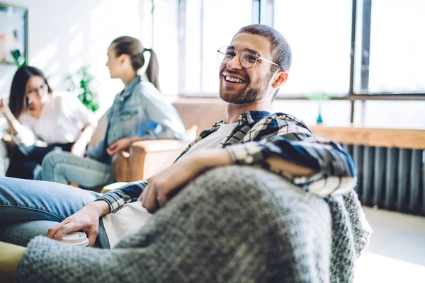 Gelukkig Knappe Man Met Koffie Hand Lachen Terwijl Jonge Vriendinnen — Stockfoto