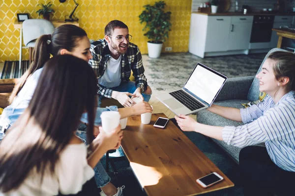 Arriba Grupo Los Estudiantes Inteligentes Alegres Que Beben Café Que — Foto de Stock