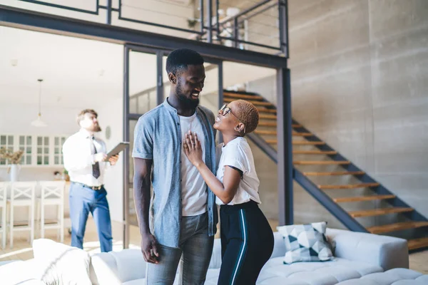 Divertido Casal Afro Americano Abraçando Olhando Para Outro Enquanto Sala — Fotografia de Stock