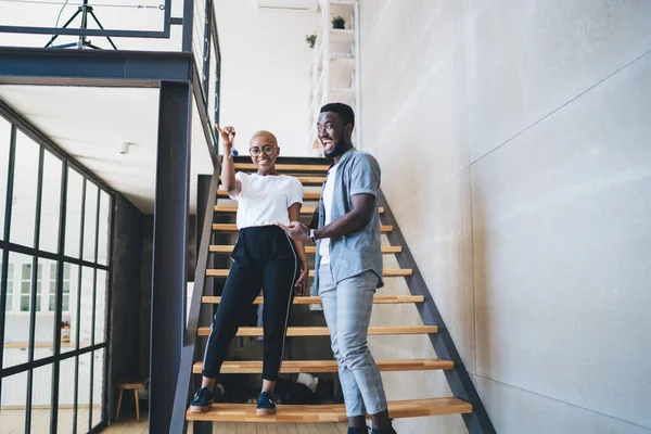 Glada Moderna Afroamerikanska Par Visar Hus Nyckel När Står Trappor — Stockfoto