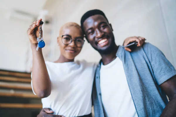 Foco Suave Casal Afro Americano Alegre Roupa Moderna Mostrando Chave — Fotografia de Stock