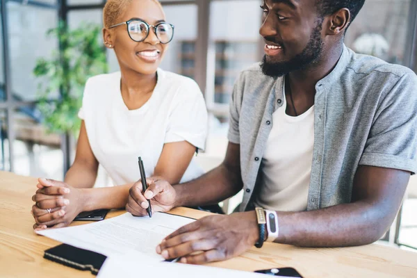 Heureux Couple Afro Américain Signant Contrat Immobilier Tout Étant Assis — Photo