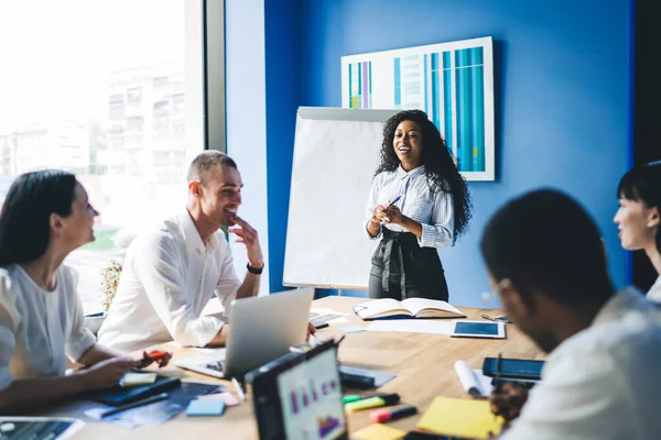 Content Black Woman Talking Group Modern Diverse Coworkers Table Meeting — Stock Photo, Image