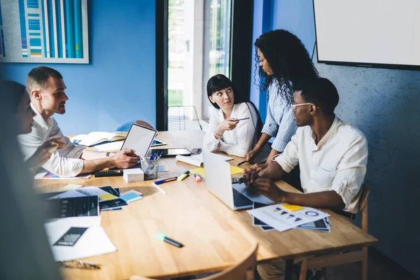 Interessado Diversos Colegas Trabalho Desgaste Formal Usando Laptop Enquanto Sentado — Fotografia de Stock