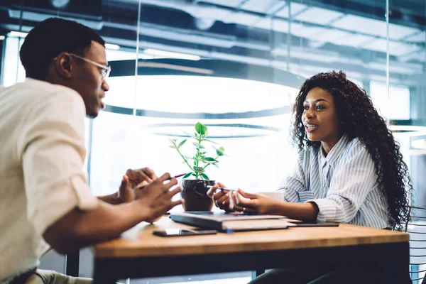 Vreugdevol Afrikaans Amerikaans Echtpaar Dat Een Gesprek Heeft Terwijl Houten — Stockfoto