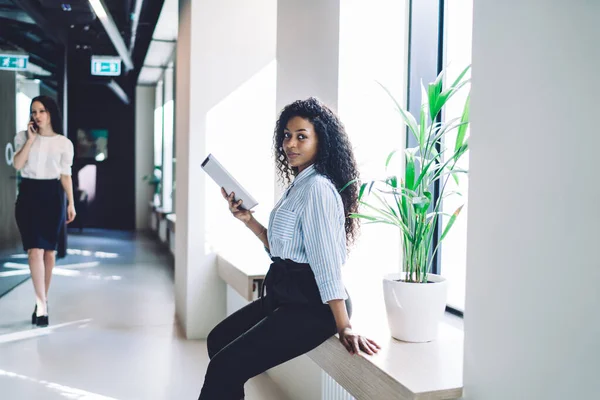 Seitenansicht Einer Positiv Lächelnden Afroamerikanerin Formeller Kleidung Die Auf Einem — Stockfoto