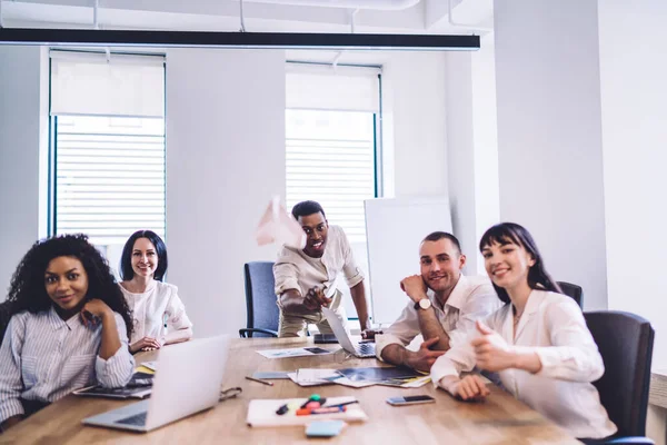 Feliz Presentable Trabajador Étnico Ropa Formal Jugando Con Avión Papel — Foto de Stock