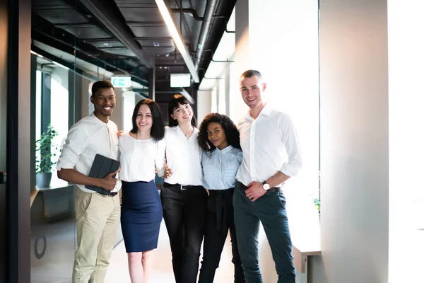 Colaboradores Profesionales Optimistas Sonrientes Multiétnicos Que Abrazan Alegremente Vestíbulo Oficina — Foto de Stock