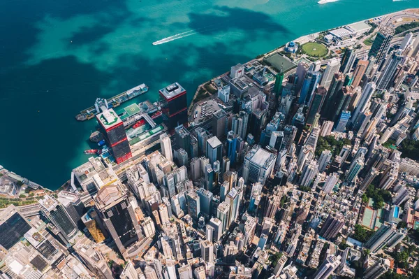 大都市湾を望む香港高層ビル群のドローンからの空中風景パノラマビュー ビジネスや金融ビルと都市のダウンタウンの近代的な具体的な街並み 都市インフラ — ストック写真