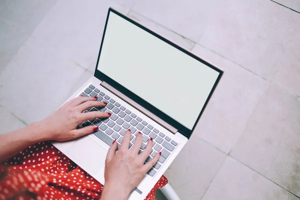 Cima Senhora Irreconhecível Vermelho Polka Dot Vestido Sentado Trabalhando Laptop — Fotografia de Stock