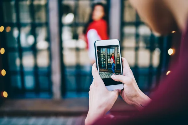 Junger Mann Fotografiert Junge Frau Freizeitkleidung Mit Handy Und Posiert — Stockfoto