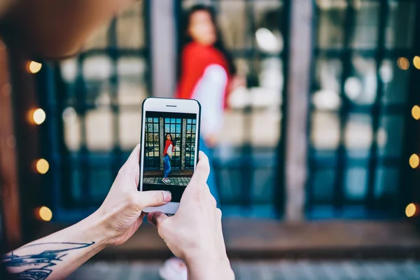 Mani Persona Con Tatuaggio Mano Scattare Foto Con Telefono Cellulare — Foto Stock