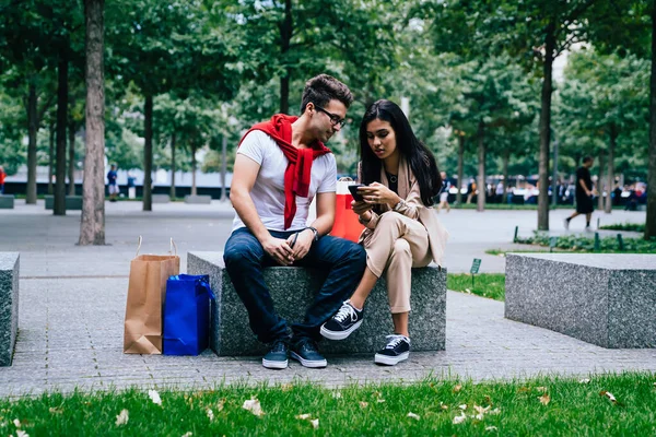 Sweet Couple Chilling Stone Bench Paper Bags Shopping Using Smartphone — Stock Photo, Image