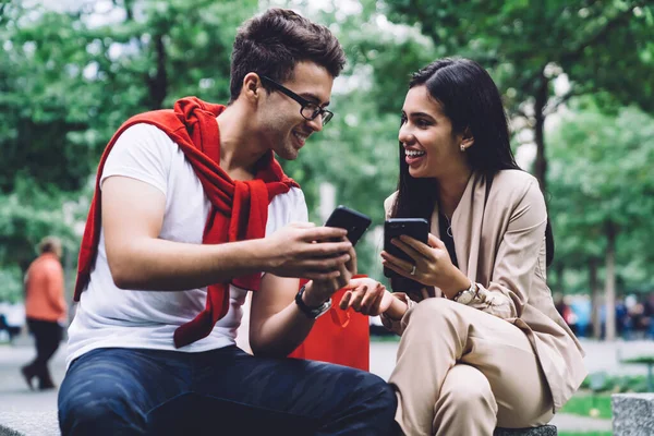 Casal Alegre Despreocupado Roupas Casuais Sentado Banco Pedra Parque Tranquilo — Fotografia de Stock