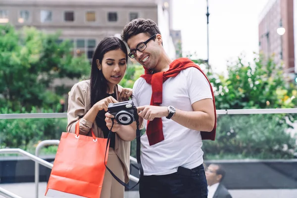 Trendy Satisfied Modern Casual Multiracial Young Man Woman Shopping Bag — Stock Photo, Image