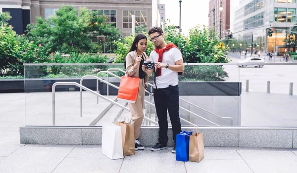 Friedliches Interessiertes Multiethnisches Paar Freizeitkleidung Mit Bunten Einkaufstaschen Aus Pappe — Stockfoto