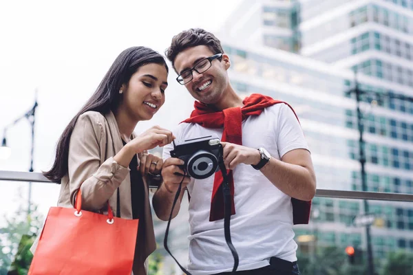 Bajo Ángulo Sonriente Pareja Multiétnica Positiva Con Bolsa Compras Descansando — Foto de Stock