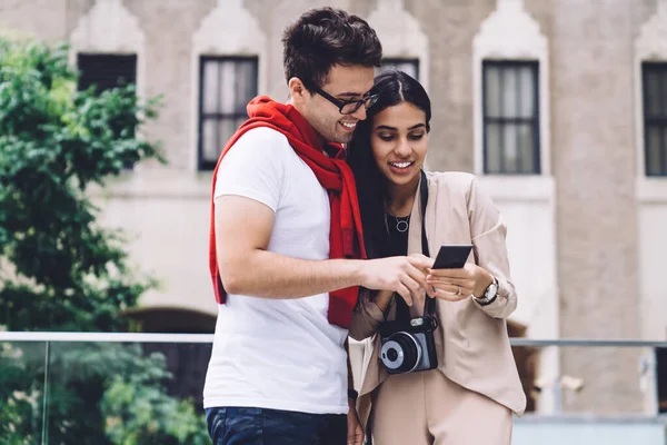 Jovens Hispânicos Cabelos Escuros Elegante Ligação Casal Alegre Olhando Para — Fotografia de Stock