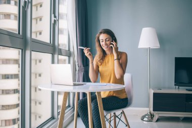 Aile gezisi planladığı için mutlu kadınlar. Bütçe raporundan bilgileri kontrol ediyorlar. Ayrıntıları konuşmak için kocayı arıyorlar.