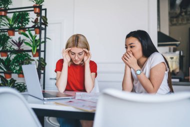 Depresyondaki bir kadın, etnik düşünceli bir kadınla proje üzerinde çalışırken elini taşın altına koyuyor. Ağzını kapatıyor ve fırındaki soruna çözüm düşünüyor.